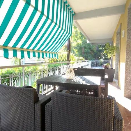 아파트 Parrots & Palms *