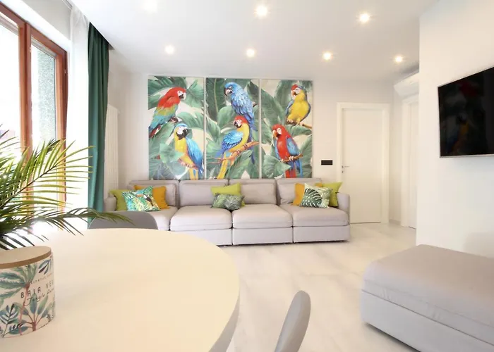 Parrots & Palms Бордигера