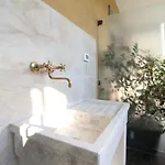Parrots & Palms Apartman