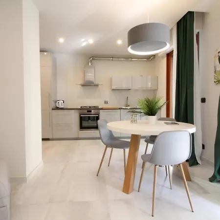 Apartment Parrots & Palms