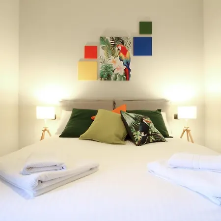 Parrots & Palms Apartman *