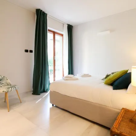 Apartment Parrots & Palms