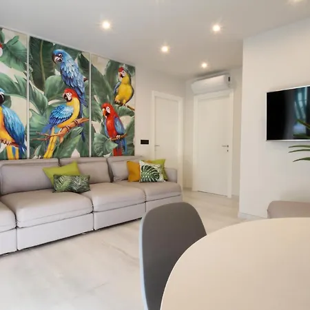 Apartment Parrots & Palms *