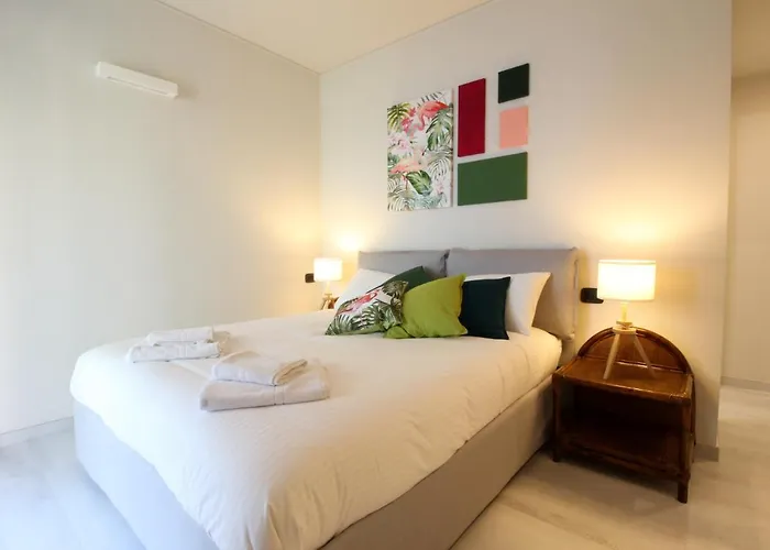 Parrots & Palms * Bordighera